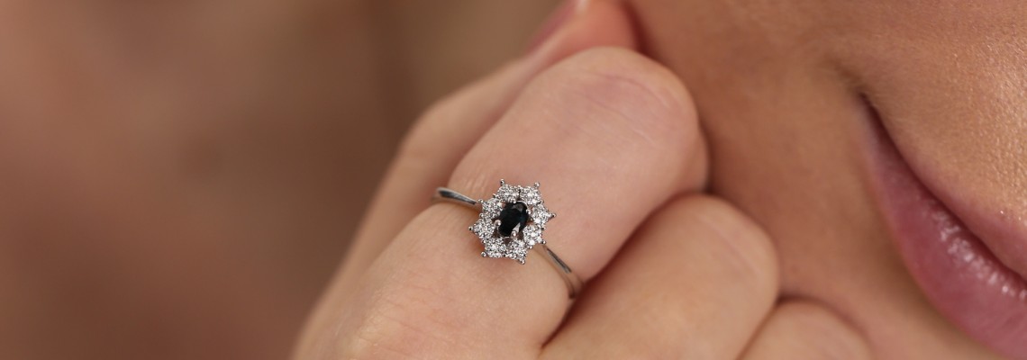 Makyaj Trendlerine Uygun Pırlanta Modelleri: Güzelliğinizi Işıltıyla Tamamlayın