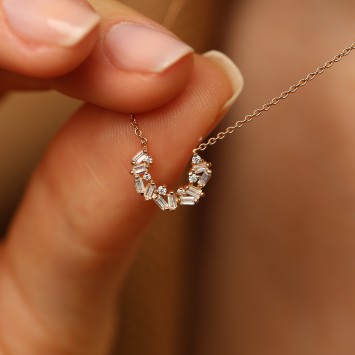 Asimetrik Baget Taşlı Kolye