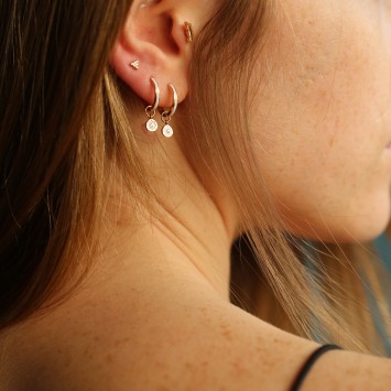 Beyaz Mineli Sallantılı Altın Küpe